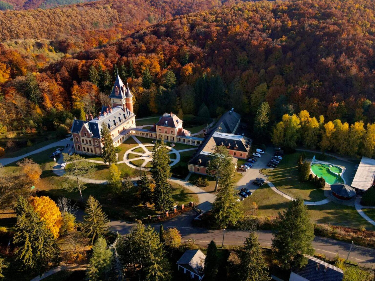 Kastelyhotel Sasvar Resort Parádsasvár エクステリア 写真