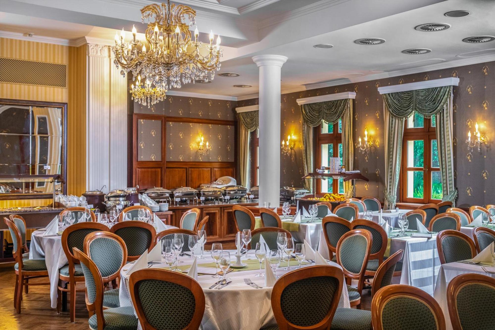 Kastelyhotel Sasvar Resort Parádsasvár エクステリア 写真