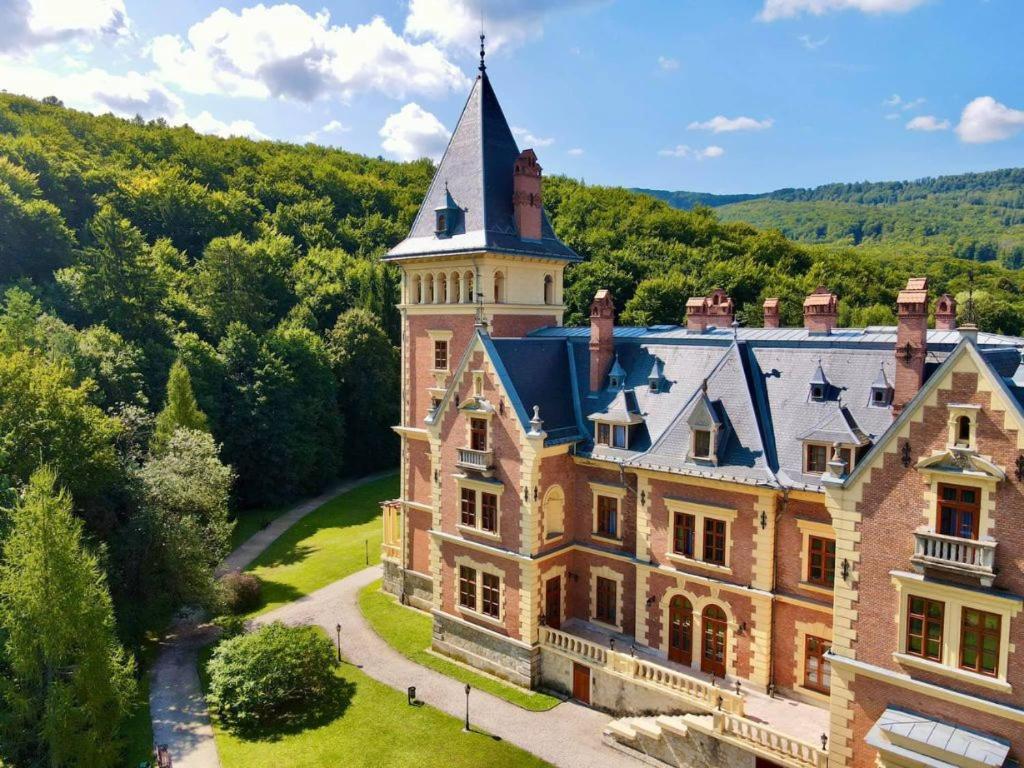 Kastelyhotel Sasvar Resort Parádsasvár エクステリア 写真