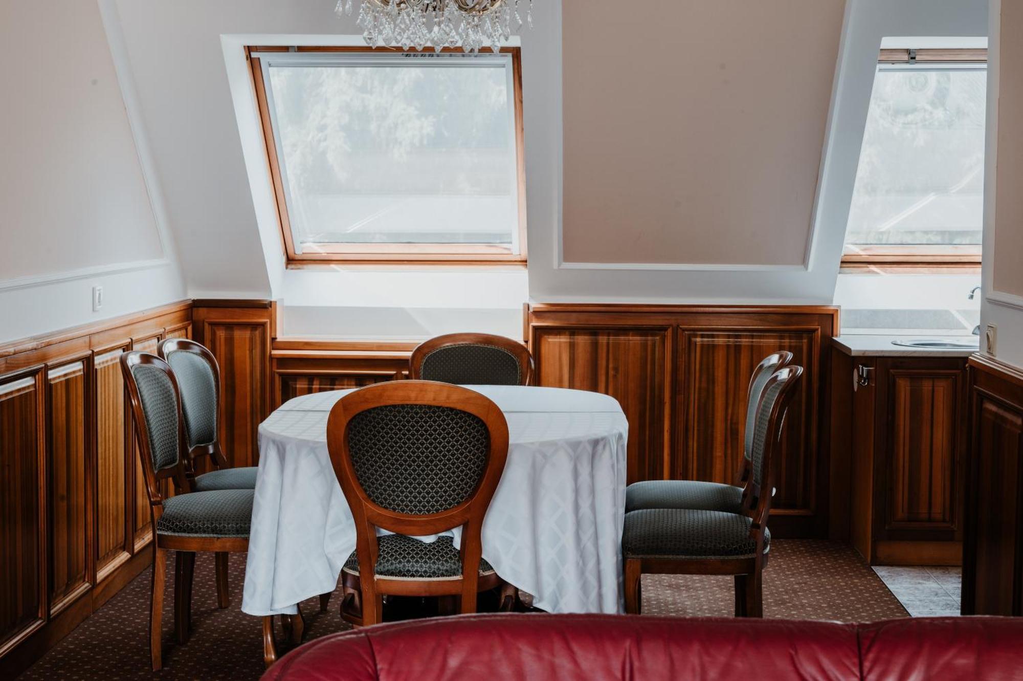 Kastelyhotel Sasvar Resort Parádsasvár エクステリア 写真