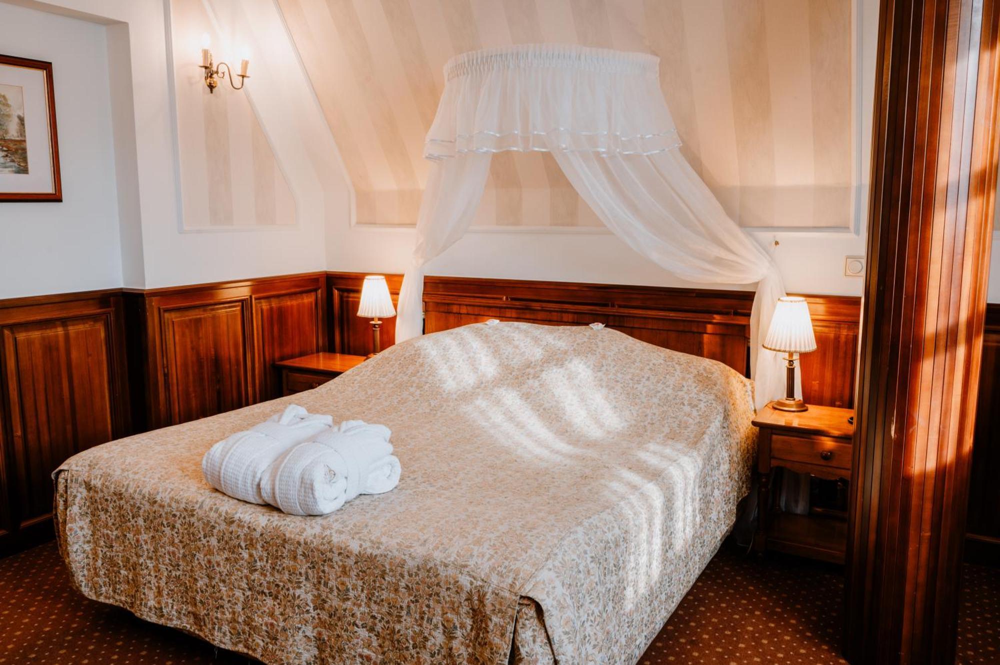 Kastelyhotel Sasvar Resort Parádsasvár エクステリア 写真